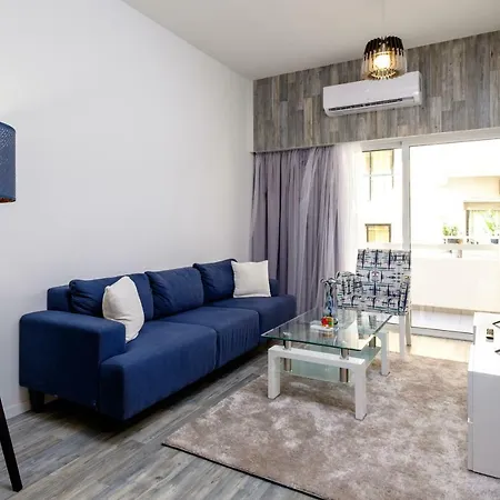 Cozy & Central 2bdr | Walk Everywhere | Free Parking Larnaca