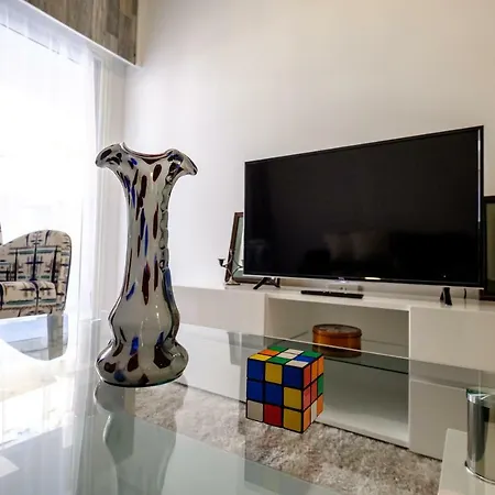 Cozy & Central 2bdr | Walk Everywhere | Free Parking Lägenhet Larnaca