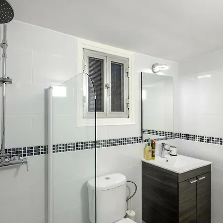 Cozy & Central 2bdr | Walk Everywhere | Free Parking Appartamento